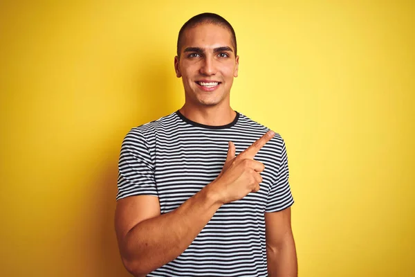 Joven Hombre Guapo Con Camiseta Rayas Sobre Fondo Aislado Amarillo —  Fotos de Stock