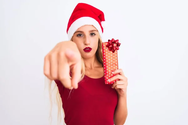 Mulher Bonita Usando Chapéu Natal Santa Segurando Presente Sobre Fundo — Fotografia de Stock