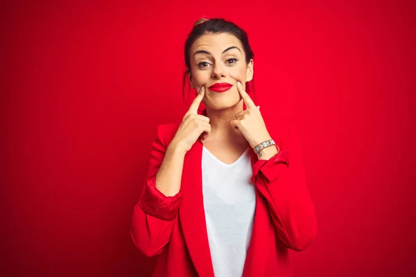 Jeune Belle Femme Affaires Debout Sur Fond Rouge Isolé Sourire — Photo