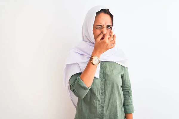 전통적 회교도 히잡을 위에서 손가락으로 수없는 악취를 풍기는 아름다운 여성이다 — 스톡 사진