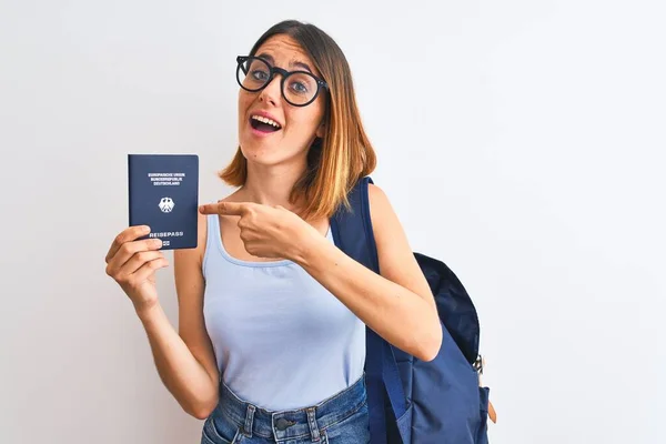 Mulher Estudante Ruiva Bonita Usando Mochila Segurando Passaporte Alemanha Muito — Fotografia de Stock