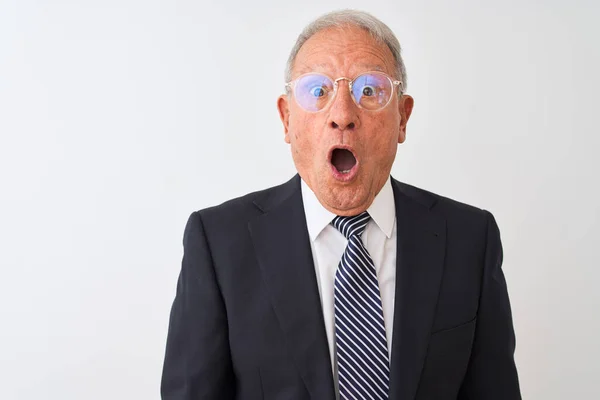 Senior Gråhårig Affärsman Bär Kostym Och Glasögon Över Isolerad Vit — Stockfoto