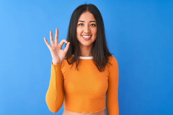 Jonge Mooie Chinese Vrouw Draagt Oranje Shirt Staan Geïsoleerde Blauwe — Stockfoto