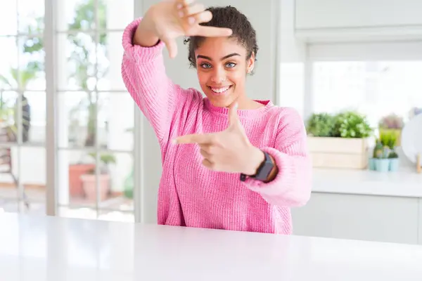 Mulher Americana Africana Bonita Com Cabelo Afro Vestindo Camisola Rosa — Fotografia de Stock