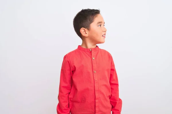 Hermoso Niño Con Elegante Camisa Roja Pie Sobre Fondo Blanco —  Fotos de Stock