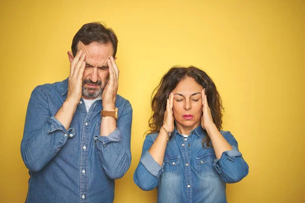 Mooi Stel Van Middelbare Leeftijd Samen Staan Geïsoleerde Gele Achtergrond — Stockfoto