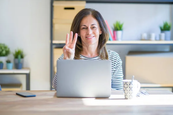 Mulher Idosa Meia Idade Sentada Mesa Casa Trabalhando Usando Laptop — Fotografia de Stock