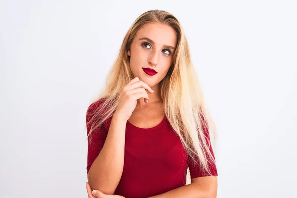Junge Schöne Frau Rotem Shirt Die Vor Isoliertem Weißem Hintergrund — Stockfoto