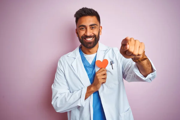 Joven Médico Indio Sosteniendo Corazón Papel Pie Sobre Fondo Rosa — Foto de Stock