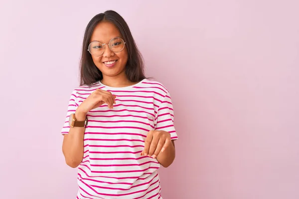 줄무늬 티셔츠와 안경을 고립된 분홍색 배경에 혐오감을 표정을 반응때문에 불쾌하고 — 스톡 사진