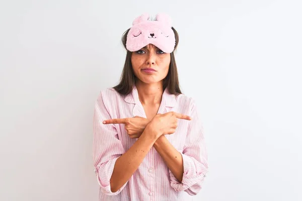 Jovem Mulher Bonita Vestindo Máscara Sono Pijama Sobre Fundo Branco — Fotografia de Stock