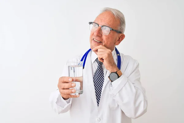 Oudere Grijsharige Arts Drinkt Glas Water Geïsoleerde Witte Achtergrond Serieus — Stockfoto