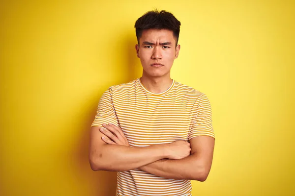 Jonge Aziatische Chinese Man Met Een Shirt Geïsoleerde Gele Achtergrond — Stockfoto