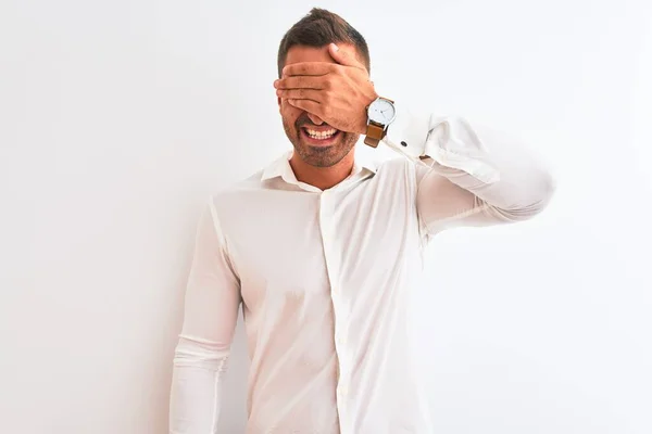 Soyutlanmış Arka Planda Zarif Gömlekler Giyen Yakışıklı Bir Adamı Gülümsüyor — Stok fotoğraf