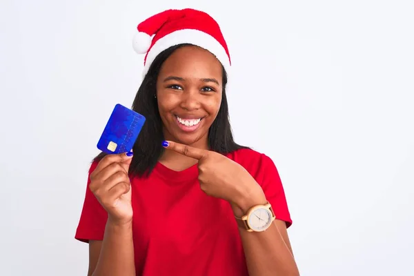 Jeune Femme Afro Américaine Portant Chapeau Noël Tenant Une Carte — Photo