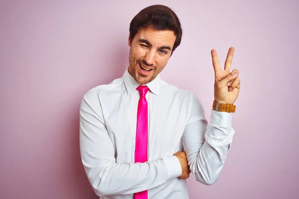 Młody Przystojny Biznesmen Ubrany Koszulę Krawat Stojący Nad Odizolowanym Różowym — Zdjęcie stockowe