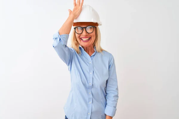 中年建筑师女人戴着眼镜 头戴安全帽 头戴白色的独立背景 对自己的错误感到惊讶 记住错误 记性差 — 图库照片