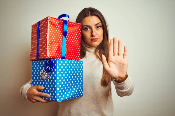 Jovem Bela Mulher Segurando Presentes Aniversário Sobre Fundo Branco Isolado — Fotografia de Stock