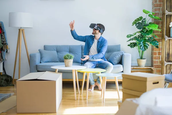 Jovem Vestindo Óculos Realidade Virtual Jogando Jogo Simulação Sentado Sofá — Fotografia de Stock