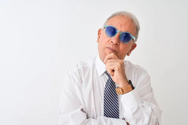 Empresário Cabelos Grisalhos Sênior Usando Gravata Óculos Sol Sobre Fundo — Fotografia de Stock