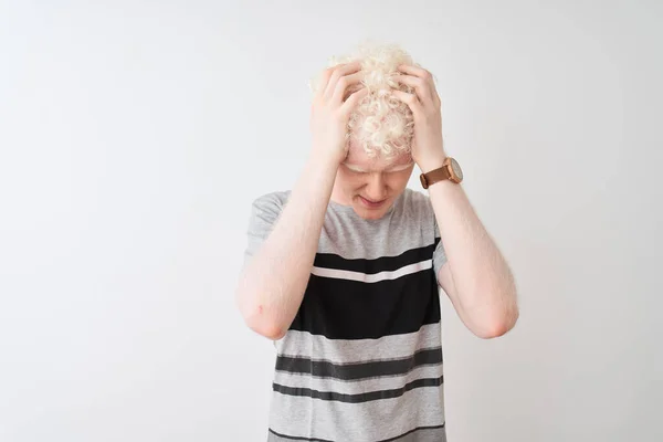 Joven Hombre Rubio Albino Con Camiseta Casual Pie Sobre Fondo — Foto de Stock