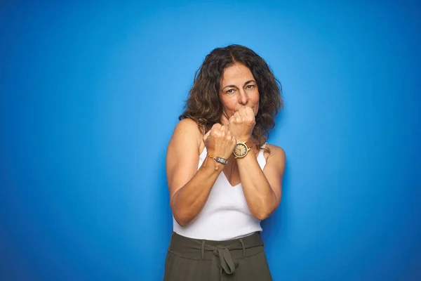 Seniorin Mittleren Alters Mit Lockigem Haar Die Über Blauem Isoliertem — Stockfoto