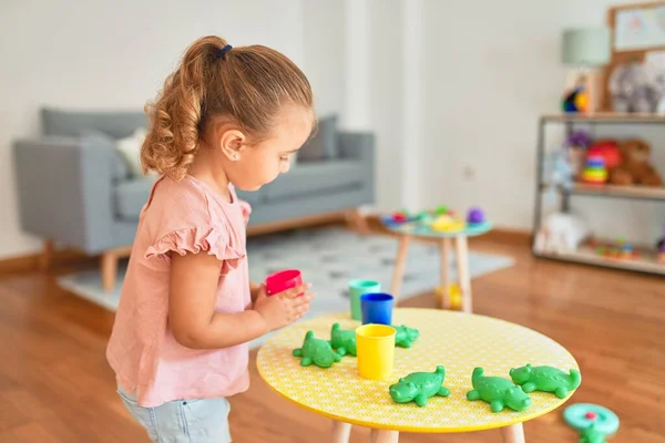 Όμορφη Ξανθιά Κοριτσάκι Παίζει Πλαστικά Παιχνίδια Βατράχων Στο Νηπιαγωγείο — Φωτογραφία Αρχείου