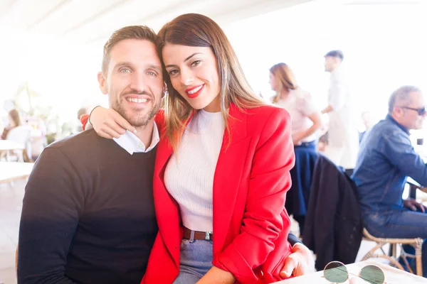 Jovem Casal Bonito Amor Sorrindo Feliz Dando Carinho Outro — Fotografia de Stock