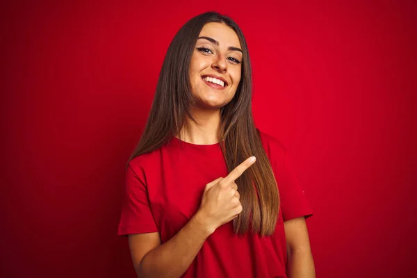 Joven Hermosa Mujer Con Camiseta Pie Sobre Fondo Rojo Aislado —  Fotos de Stock