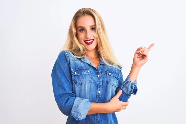 Giovane Bella Donna Indossa Camicia Jeans Casual Piedi Sopra Isolato — Foto Stock