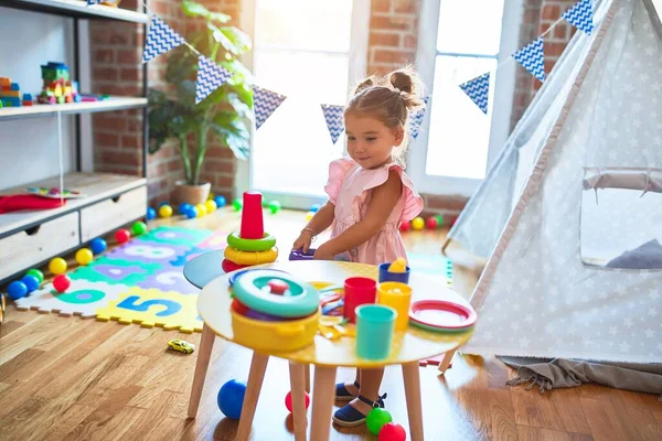 Jonge Mooie Peuter Gebouw Piramide Met Behulp Van Hoepels Tafel — Stockfoto