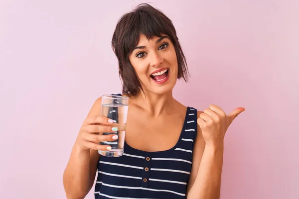 Joven Hermosa Mujer Sosteniendo Vaso Agua Pie Sobre Fondo Rosa —  Fotos de Stock