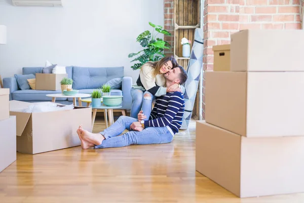 Jong Mooi Paar Staan Bij Nieuwe Thuis Rond Kartonnen Dozen — Stockfoto