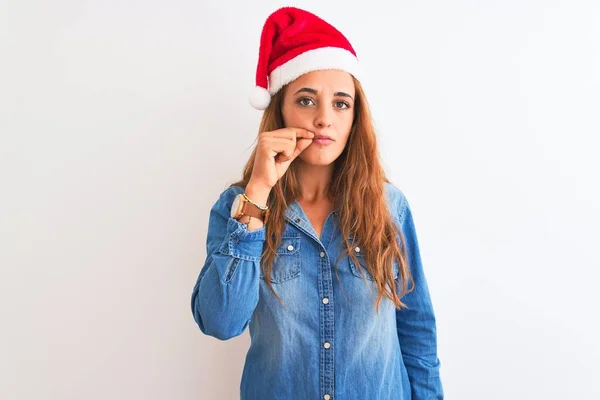 Jonge Mooie Roodharige Vrouw Draagt Kerst Hoed Geïsoleerde Achtergrond Mond — Stockfoto