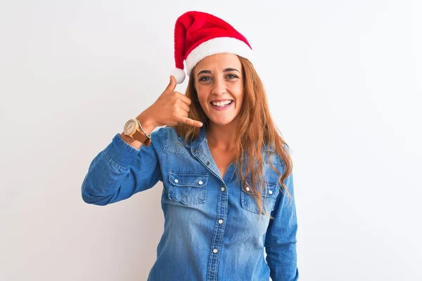 Giovane Bella Rossa Donna Indossa Cappello Natale Sfondo Isolato Sorridente — Foto Stock