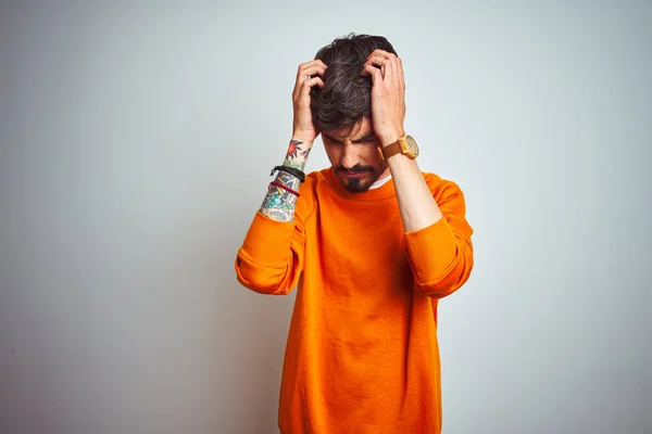 Hombre Joven Con Tatuaje Usando Suéter Naranja Pie Sobre Fondo —  Fotos de Stock