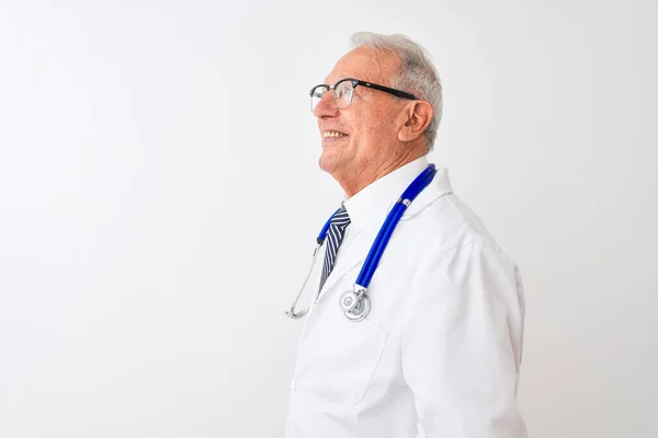 Yaşlı Gri Saçlı Doktor Steteskop Takıyor Zole Edilmiş Beyaz Arka — Stok fotoğraf