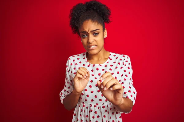 Afro Amerikaanse Vrouw Draagt Mode Witte Jurk Staan Geïsoleerde Rode — Stockfoto