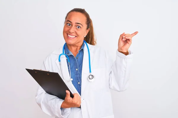 Middelbare Leeftijd Volwassen Arts Vrouw Houden Klembord Geïsoleerde Achtergrond Zeer — Stockfoto