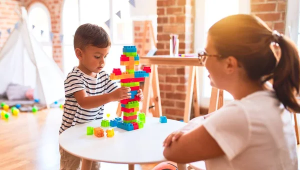 Hermoso Maestro Niño Jugando Con Bloques Construcción Torre Construcción Jardín —  Fotos de Stock