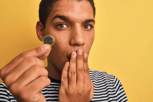 Młody Przystojny Arabski Mężczyzna Trzymający Monetę Euro Stojącą Nad Odosobnioną — Zdjęcie stockowe