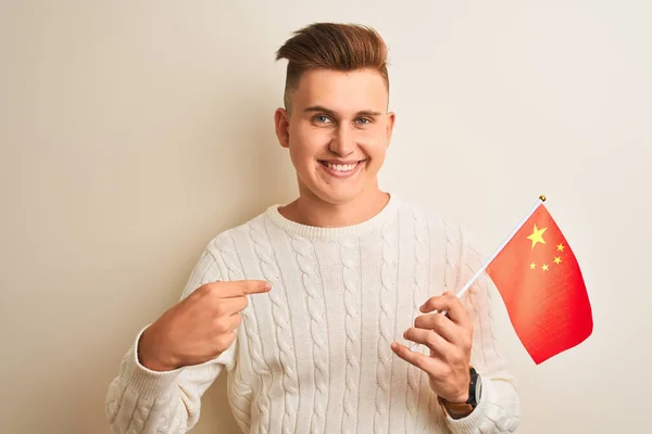 Jonge Knappe Man Met Chinese Vlag Geïsoleerde Witte Achtergrond Met — Stockfoto