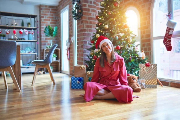 Mulher Bonita Sentada Chão Torno Árvore Natal Presentes Vestindo Chapéu — Fotografia de Stock