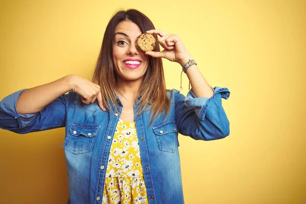 Junge Schöne Frau Isst Schokolade Chips Cookie Über Gelbem Hintergrund — Stockfoto