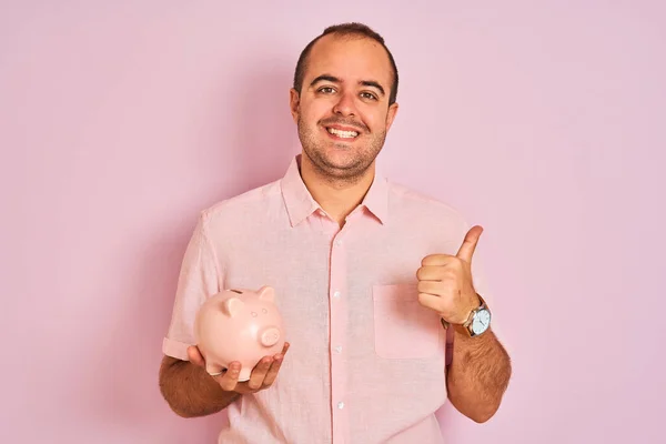 Jovem Segurando Piggybank Sobre Fundo Rosa Isolado Feliz Com Grande — Fotografia de Stock