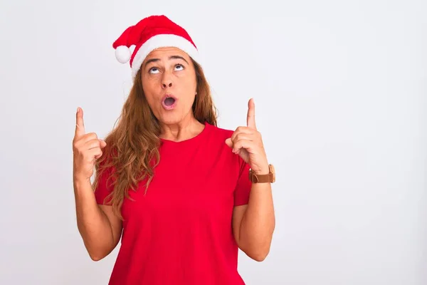 Reife Frau Mittleren Alters Mit Weihnachtsmütze Über Isoliertem Hintergrund Erstaunt — Stockfoto