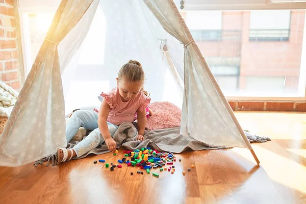 Bella Ragazza Bionda Bambino Che Gioca Con Blocchi Costuczione All — Foto Stock