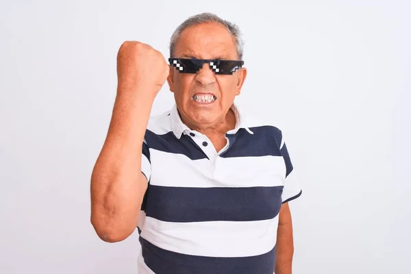 Senior Grijsharige Man Draagt Gestreepte Polo Zonnebril Geïsoleerde Witte Achtergrond — Stockfoto