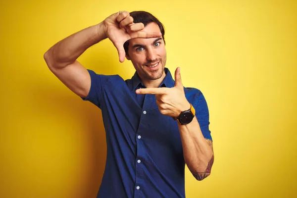 Joven Hombre Guapo Con Tatuaje Con Camisa Casual Pie Sobre —  Fotos de Stock