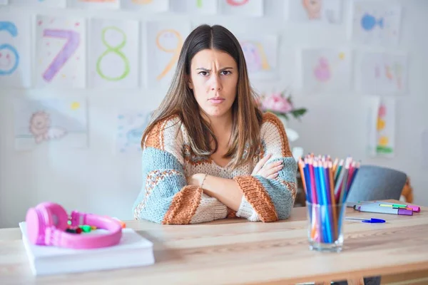 Die Junge Schöne Lehrerin Mit Pullover Und Brille Sitzt Skeptisch — Stockfoto